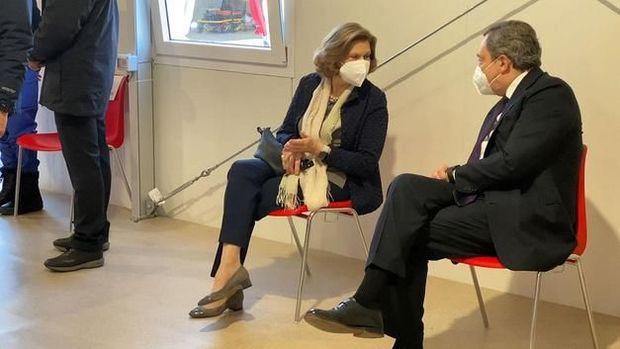 image-italya-nin-super-mario-su-randevu-alip-esiyle-asi-sirasi-bekledi_1617165185