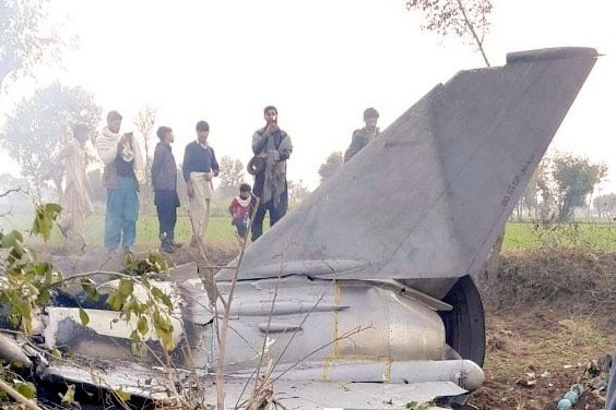 image-1622545027_pakistan-air-force-ft-7-aircraft-crashes-near-mainwali-killing-both-pilots