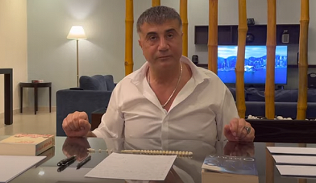 image-1624970291_sedat-peker-in-masasinda-tuttugu-kitabin-sirri-ne-tikla-izle