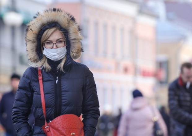 image-1612340617-bnegeneric_russia_coronavirus_mask_on_red_square_crowd_people_1