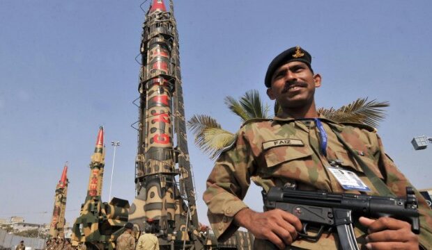 image-1625484723_yetnicheskiy_pakistanec_na_fone_pakistanskogo_yadernogo_oruzhiya