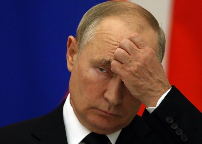 image-1654175190-_124601859_putin_getty976