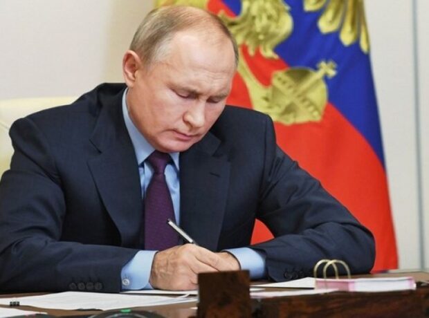 image-1663740530-putin-yeniden-prezidentliye-namized-olmasina-imkan-veren-qanunu-imzalayib