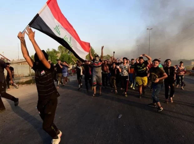 image-1664865679-irakta-protestolar-valilik-binasini-atese-verdiler-uv9d