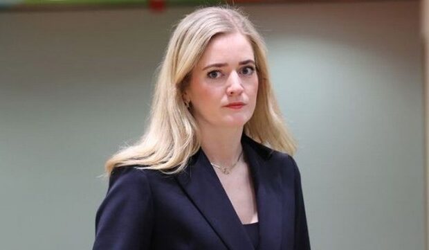 image-1675329022_norvec-te-gundem-adalet-bakani-sorf-tahtasina-can-yelegi-giymeden-cikmis-1048142-5