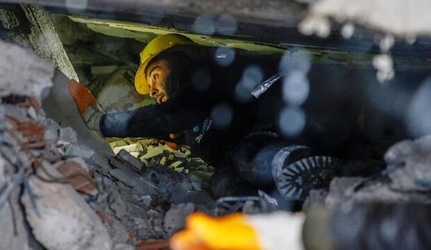 image-1675752690_enkaz-altinda-kalan-vatandasla-dalga-gecen-sahis-15613192_7989_amp