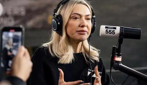 image-1676615409_depremzedeler-icin-yardim-toplayan-hadise-15640852_6603_m