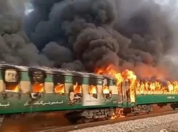 image-1682586269-pakistanda-bir-yolcu-treninde-yangin-cikti-65-oldu