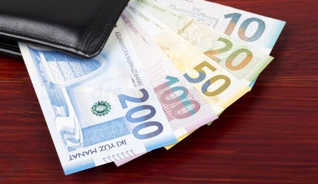 image-1683092081_azerbaydzhanskiy-manat-na-derevyannom-fone-v-chernom-koshelke-162188841
