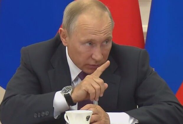 image-putin-kameralar-onunde-bakanina-firca-atti-h1502895400-801701